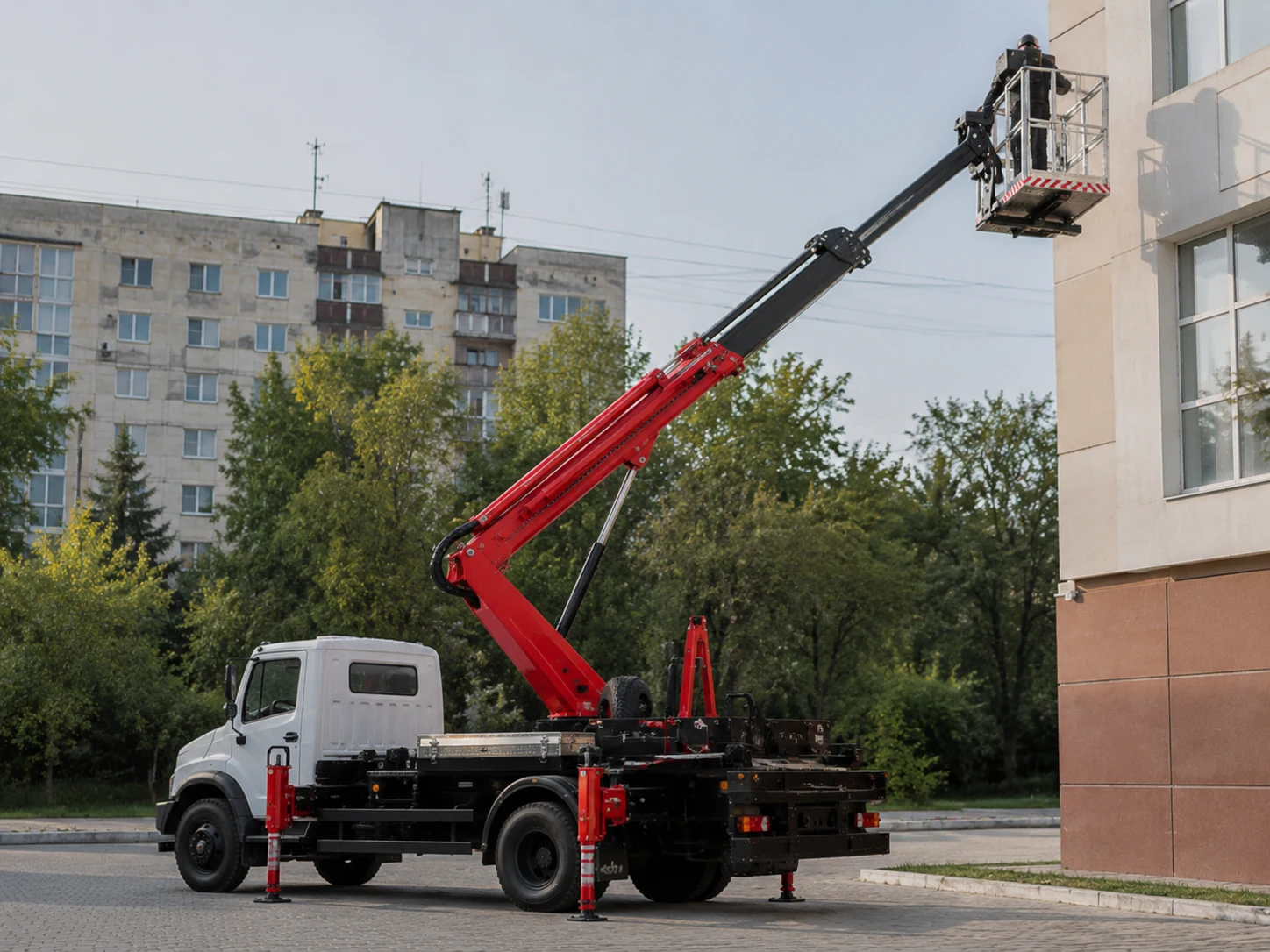 Автовышка в работе у здания